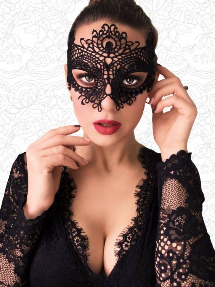 Чёрная высокая кружевная маска с крупным цветком в верхней части FlirtOn